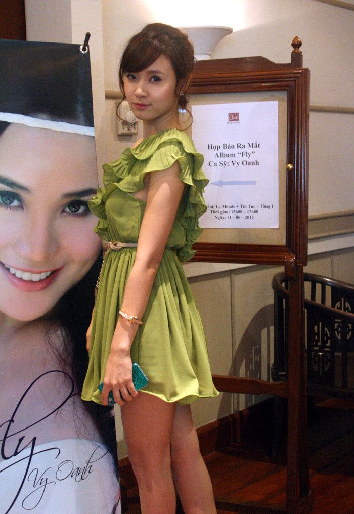 Hot girl Midu váy xanh giản dị tới chia vui cùng Vy Oanh.