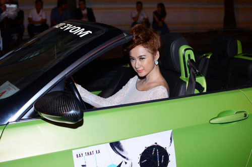 Phương Trinh cũng tự tin lái xế. Cô cho biết mình đang chờ đủ tuổi để có thể sắm cho riêng mình một chiếc xế hộp thuận lợi cho việc đi lại.