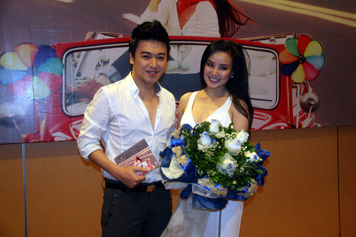 Vy Oanh cho hay, mẹ nuôi cô - một người kinh doanh bất động sản đã giúp cô tiền đầu tư vào album. Album Fly gồm những bài hát của nhạc sĩ Dương Khắc Linh, trong đó 2 ca khúc Giao mùa và Ước gì cho chính Vy Oanh sáng tác.