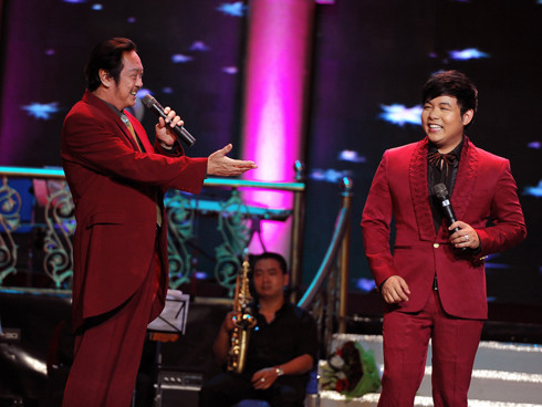 Quang Lê và tài tử Chánh Tín trong đêm nhạc Chế Linh. Quang Lê và tài tử Chánh Tín trong đêm nhạc Chế Linh.