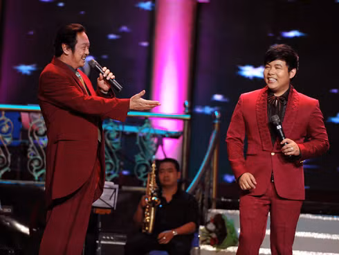 Quang Lê và tài tử Chánh Tín trong đêm nhạc Chế Linh.
