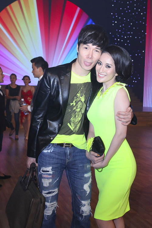 Trong khi đó, Nathan Lee tếu táo bên cạnh Khánh Thi.