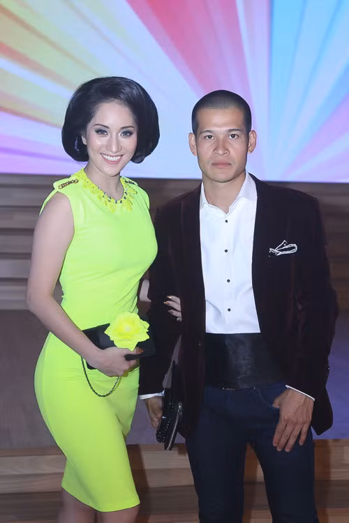 Việt Tú lạnh lùng trước ống kính.