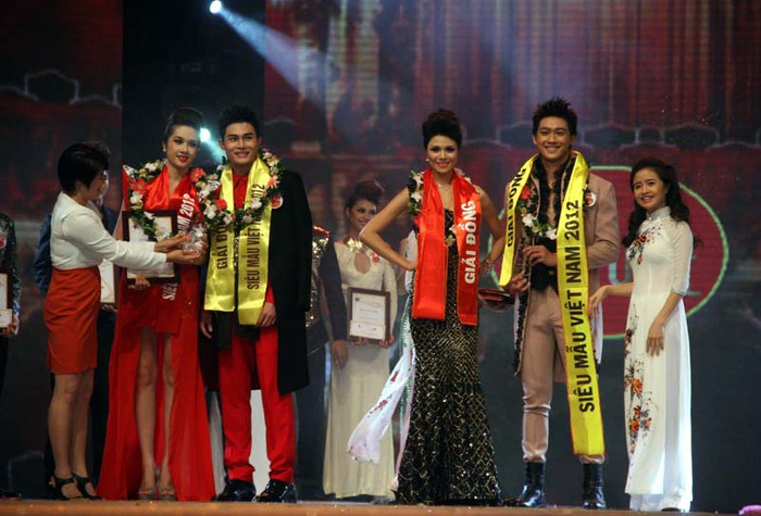 Lần đầu tiên Siêu mẫu VN có 4 thí sinh đoạt giải đồng. Lần đầu tiên Siêu mẫu VN có 4 thí sinh đoạt giải đồng.