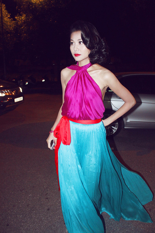 Giám khảo cuộc thi 'Siêu mẫu Việt Nam 2012' Thanh Hằng thu hút mọi ống kính khi hở trọn tấm lưng trần gợi cảm. Đến chấm thi đêm chung kết Siêu mẫu vào tối qua (24/6) tại Hà Nội, Thanh Hằng nổi bật với bộ đầm color block của một thương hiệu thời trang nổi tiếng. Giá niêm yết online của chiếc váy là 6.800 USD.