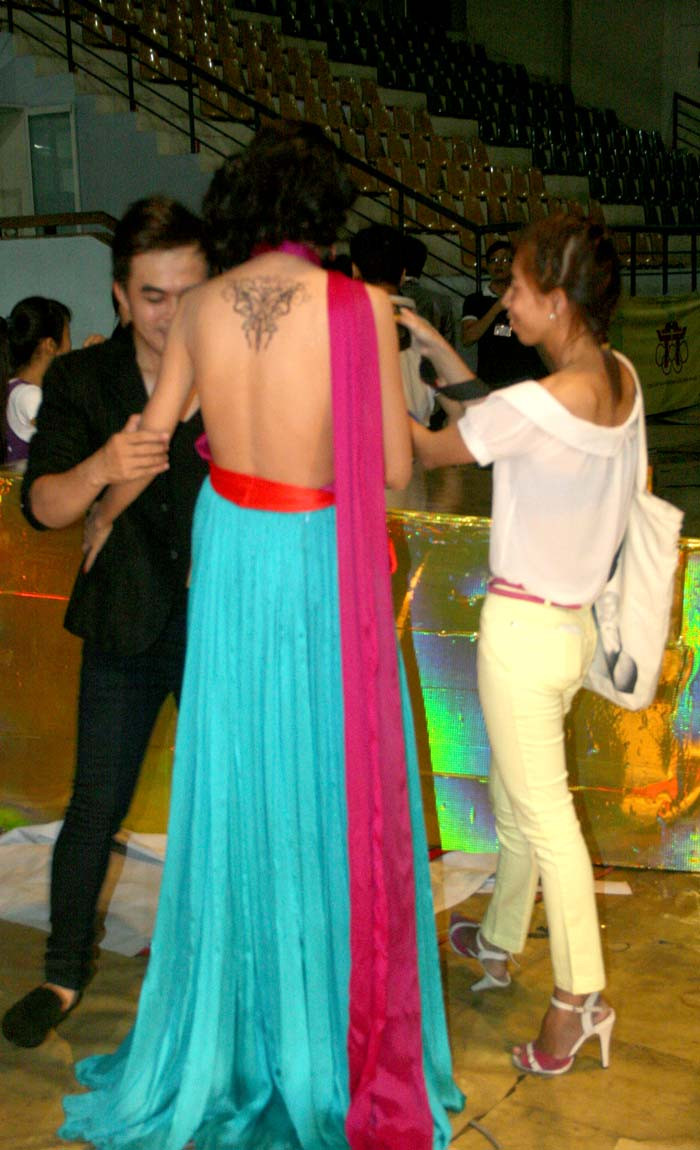 Cô diện một chiếc váy hết sức gợi cảm khoe trọn lưng trần và hình xăm lớn sau gáy.