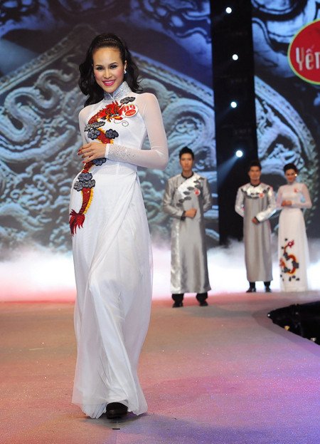 Phương Mai chia sẻ cảm xúc sau khi giành giải vàng siêu mẫu 2012: "Bản năng của con người là luôn tìm cách khiến cuộc sống của mình tốt hơn, rồi từ đó sẽ giúp những người xung quanh và xã hội tốt đẹp, hoàn thiện hơn. Và với tôi, nếu con người không tham lam thì sẽ không bao giờ phát triển hay lớn mạnh được. Tôi cũng không phủ nhận việc mình... tham lam (cười). Tôi muốn gặt hái được càng nhiều thành công càng tốt để cuộc sống của mình tốt đẹp, sáng sủa hơn."