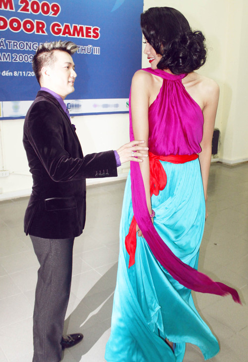 Mr Đàm bất ngờ trước hình xăm của Thanh Hằng. Anh "soi" rất kỹ tấm lưng trần của vị giám khảo xinh đẹp. (Theo Ngôi Sao)