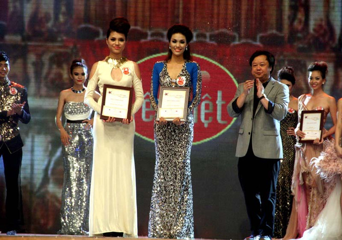 Sau khi MC gọi tên nhiều lần, Ngọc Thạch vẫn không xuất hiện trên sân khấu trao giải. Một vị đại diện BTC khác bất đắc dĩ phải lên trao giải thay. Sau khi MC gọi tên nhiều lần, Ngọc Thạch vẫn không xuất hiện trên sân khấu trao giải. Một vị đại diện BTC khác bất đắc dĩ phải lên trao giải thay.