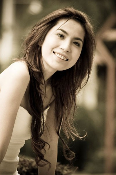 Bà Hồ Thị Tuệ - mẹ cầu thủ Công Vinh vui mừng vì con dâu Thủy Tiên đã mang bầu 3 tháng. Theo lời bà, sau khi Thủy Tiên sinh con thì sang năm 2013 mới tổ chức lễ cưới.