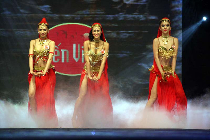 Cô cũng hết sức gợi cảm khi biểu diễn một tiết mục múa cùng các thí sinh khác. Cô cũng hết sức gợi cảm khi biểu diễn một tiết mục múa cùng các thí sinh khác.