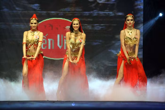 Cô cũng hết sức gợi cảm khi biểu diễn một tiết mục múa cùng các thí sinh khác. Cô cũng hết sức gợi cảm khi biểu diễn một tiết mục múa cùng các thí sinh khác.