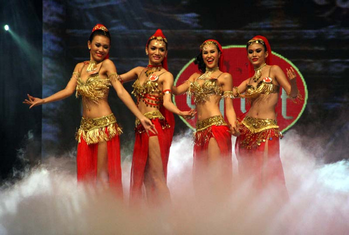 Cô cũng hết sức gợi cảm khi biểu diễn một tiết mục múa cùng các thí sinh khác. Cô cũng hết sức gợi cảm khi biểu diễn một tiết mục múa cùng các thí sinh khác.