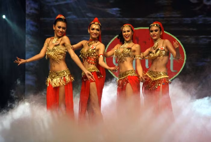 Cô cũng hết sức gợi cảm khi biểu diễn một tiết mục múa cùng các thí sinh khác. Cô cũng hết sức gợi cảm khi biểu diễn một tiết mục múa cùng các thí sinh khác.