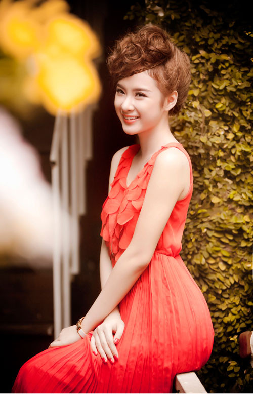 Trong buổi làm việc cùng Phương Trinh - Nữ hoàng scandal mới hiện nay, nam ca sĩ chia sẻ rằng anh có nhiều ấn tượng tốt với cô gái trẻ và xinh đẹp này: "Phương Trinh không giống như những gì trước đây tôi nghĩ. Tôi rất ấn tượng với phong cách làm việc của Phương Trinh và thấy cô ấy là người dễ gần và lại… rất đáng yêu". (Theo Zing)