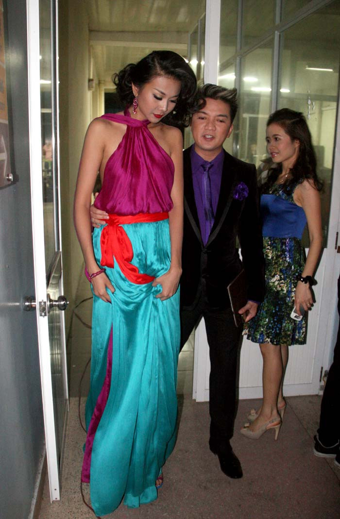 Hài người di chuyển khỏi phòng trang điểm khá thân thiết.