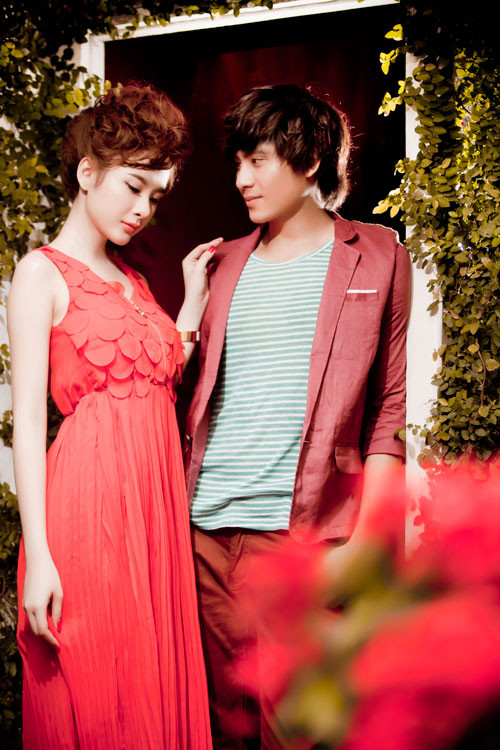 Tuần qua, Angela Phương Trinh đã có buổi làm việc với chàng ca sĩ Blue Duy Linh. Mặc dù ngay trong thời điểm bị dư luận ném đá, nhưng cô nàng tuổi teen vẫn rất vui vẻ và nhiệt tình trong công việc.