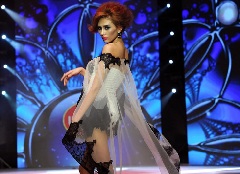 Giảm cân quá mức khiến gương mặt Á hậu Hoàn vũ Việt Nam trở nên xương xẩu, nhưng cô vẫn giữ được đôi chân thon thả, nuột nà.