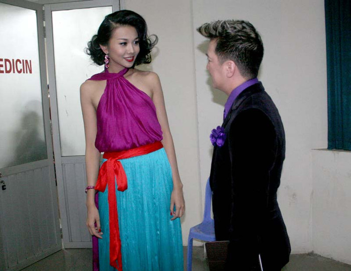 Trong hậu trường, cô trò chuyện khá vui vẻ với Đàm Vĩnh Hưng- cũng là một giám khảo đặc biệt của đêm chung kết.