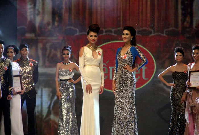 Thí sinh Siêu mẫu trẻ triển vọng Lan Khuê - Nguyễn Thị Tuyết bối rối vì Ngọc Thạch bỏ trao giải thưởng không lý do. Thí sinh Siêu mẫu trẻ triển vọng Lan Khuê - Nguyễn Thị Tuyết bối rối vì Ngọc Thạch bỏ trao giải thưởng không lý do.