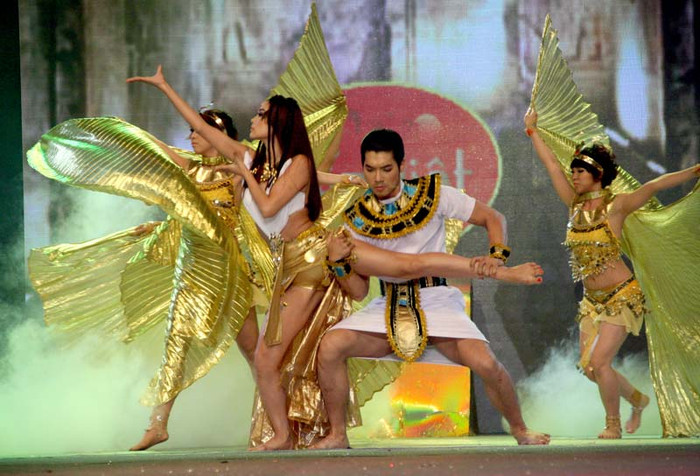 Là một chàng trai có thể lực tốt, các động tác bê đỡ của Nam Thanh dứt khoát, chuẩn xác.