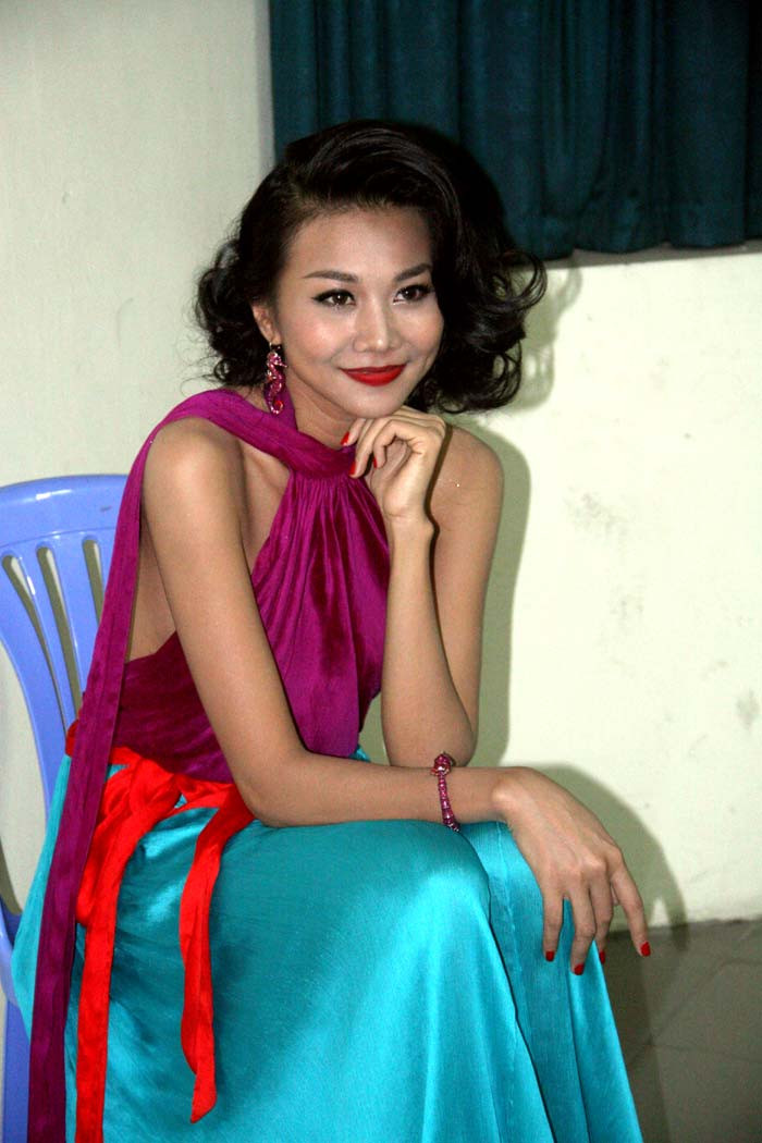 Sự gợi cảm không kém phần sang trọng của Thanh Hằng.