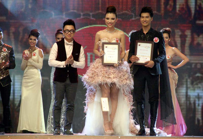 NTK Công Trí trao giải cặp đôi thí sinh Siêu mẫu phong cách: Mỹ Linh - Võ Văn Nam NTK Công Trí trao giải cặp đôi thí sinh Siêu mẫu phong cách: Mỹ Linh - Võ Văn Nam