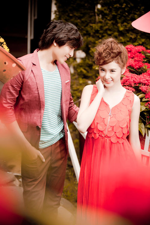 Bà mẹ nhí xinh đẹp xuất hiện tình tứ với giọng ca "Lời yêu muộn màng" Blue Duy Linh. Cô dành cho chàng ca sĩ trẻ những cái nhìn tình tứ và đắm đuối. Sự kết hợp này là khởi đầu cho dự định song ca trong một sản phẩm âm nhạc của cặp đôi.