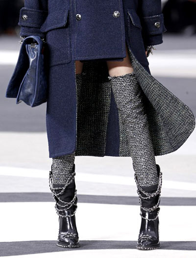 Đôi bốt da với phần cổ "siêu" cao bằng vải tweed và gắn dây xích cá tính trở thành tâm điểm của sàn diễn mùa thu đông năm nay. Kết hợp với áo choàng cắt vạt ngắn phía trước, tác phẩm của thiên tài thiết kế Karl Lagerfeld thể hiện được toàn bộ sự lôi cuốn mạnh mẽ của mình.