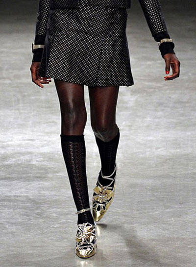 Thương hiệu Meadham Kirchhoff thể hiện sự ưu ái đối với chất liệu sợi kim loại bắt mắt, phù hợp với cả không khí phóng khoáng của các bữa tiệc hay dành cho những cô học trò yêu thích sự nổi bật.