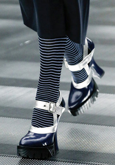 Với bộ sưu tập Miu Miu, vẻ nữ tính của sandal cao gót quai ngang được bổ sung vẻ "hầm hố" với phần đế cao su dày mang những đường rãnh đặc trưng của bốt quân đội.