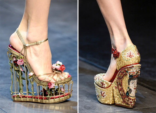 Phụ kiện thời trang năm nay của Dolce & Gabbana mang đầy tính nghệ thuật độc đáo. Bên cạnh kiểu đế vô cùng ấn tượng lấy cảm hứng từ chiếc lồng chim điểm xuyết những bông hoa xinh xắn, mẫu họa tiết lịch sử trang trí thủ công cầu kỳ từ những viên đá thạch anh lấp lánh cũng được áp dụng tinh tế trên phần đế của những đôi sandal đế xuồng ánh kim nổi bật.