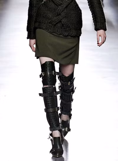 Là một xu hướng nổi bật mùa xuân hè năm nay, sandal chiến binhmạnh mẽ, cá tính tiếp tục trở thành tâm điểm trong bộ sưu tập thu đông của Prabal Gurung.