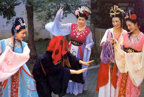 Đàn Nhện tinh của ngày ấy, giờ đã phiêu bạt bốn phương trời, hầu như không ai còn liên hệ với đoàn phim. Đàn Nhện tinh của ngày ấy, giờ đã phiêu bạt bốn phương trời, hầu như không ai còn liên hệ với đoàn phim.