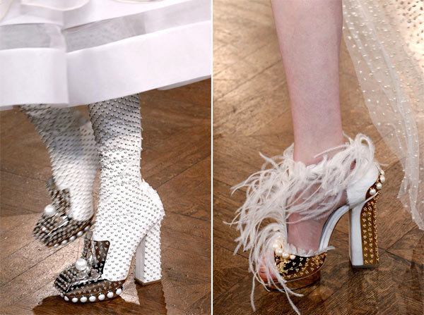 Nổi tiếng với phong cách độc đáo và có phần "quái", thương hiệu Alexander McQueen đem tới các mẫu giày và bốt gót vuông chắc chắn, gắn đá thạch anh và ngọc trai cầu kỳ, kết hợp với vẻ mạnh mẽ của những miếng kim loại bản lớn.