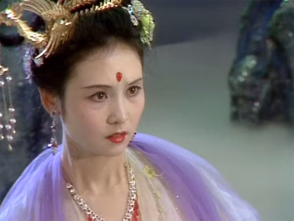 Khâu Bội Trữ, diễn viên thủ vai nàng Hằng Nga xinh đẹp khiến Thiên Bồng nguyên soái Trư Bát Giới đi thỉnh kinh vẫn không nguôi nhớ nhung. Năm nay, diễn viên này đã 55 tuổi và định cư ở nước ngoài. Sau hai cuộc hôn nhân, giờ cô sống cùng con cái tại Mỹ và chuyển hướng sang kinh doanh. Khâu Bội Trữ, diễn viên thủ vai nàng Hằng Nga xinh đẹp khiến Thiên Bồng nguyên soái Trư Bát Giới đi thỉnh kinh vẫn không nguôi nhớ nhung. Năm nay, diễn viên này đã 55 tuổi và định cư ở nước ngoài. Sau hai cuộc hôn nhân, giờ cô sống cùng con cái tại Mỹ và chuyển hướng sang kinh doanh.