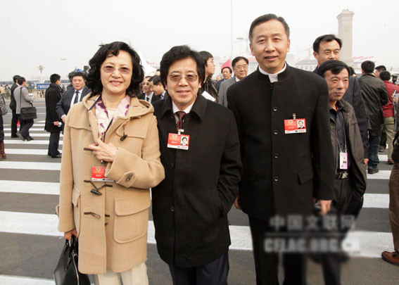 Dương Xuân Hà (ngoài cùng bên trái) giờ đã ở tuổi lên lão.