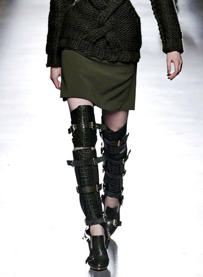 Là một xu hướng nổi bật mùa xuân hè năm nay, sandal chiến binhmạnh mẽ, cá tính tiếp tục trở thành tâm điểm trong bộ sưu tập thu đông của Prabal Gurung.