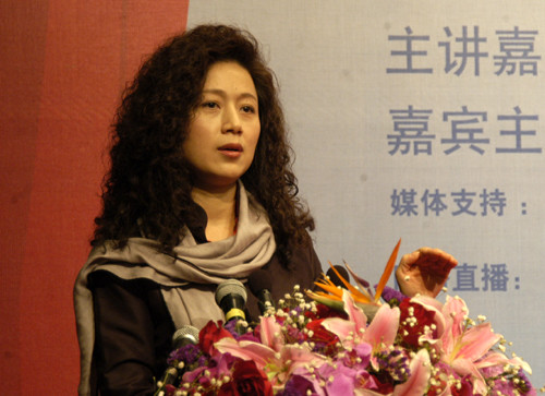 Mã Lan ở tuổi ngoại tứ tuần và vẫn miệt mài với công việc của làng giải trí.