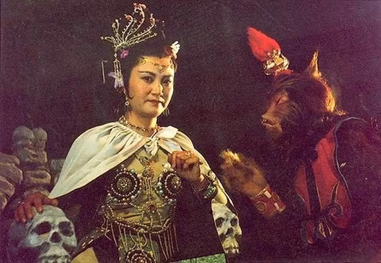 Dương Xuân Hà vai Bạch Cốt Tinh. Trước đó, cô đã là nghệ sĩ kinh kịch nổi tiếng của Trung Quốc. Diễn viên này từng tâm sự, thời bấy giờ, cô chối mãi không được mà đành phải nhận vai, dù trong lòng không thích thú chút nào, do quan niệm khi đó, những vai phản diện vốn không được ưa chuộng. Dương Xuân Hà vai Bạch Cốt Tinh. Trước đó, cô đã là nghệ sĩ kinh kịch nổi tiếng của Trung Quốc. Diễn viên này từng tâm sự, thời bấy giờ, cô chối mãi không được mà đành phải nhận vai, dù trong lòng không thích thú chút nào, do quan niệm khi đó, những vai phản diện vốn không được ưa chuộng.