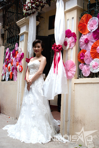 Trước khi chú rể đến đón, MC Hồng Nga rạng ngời trong váy cưới quây. Cô cũng hồi hộp không kém gì giáo sư "Xoay" trong ngày lên xe hoa. Trước khi chú rể đến đón, MC Hồng Nga rạng ngời trong váy cưới quây. Cô cũng hồi hộp không kém gì giáo sư "Xoay" trong ngày lên xe hoa.