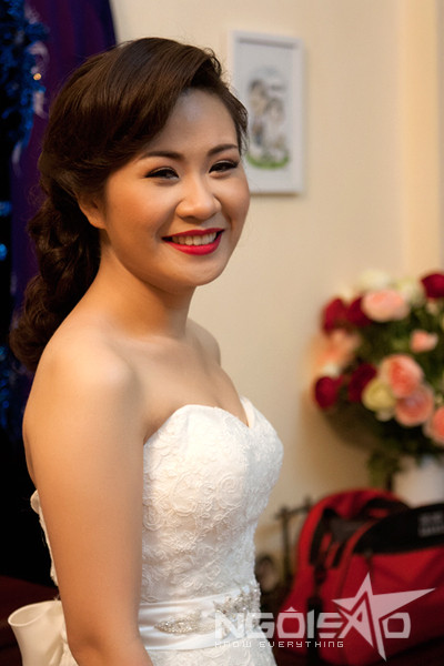 Đêm qua, cô dâu đã thao thức không ngủ, chờ đến giây phút được nên vợ nên chồng với Cù Trọng Xoay. Cô còn viết cả bài thơ dài nói về tâm trạng hạnh phúc xen lẫn bồi hồi. Bài thơ có đoạn: "Em mặc chiếc váy trắng/Đợi anh đến đón dâu/Khép lại tình thơ dại/Mở ra cuộc tình sâu...". Đêm qua, cô dâu đã thao thức không ngủ, chờ đến giây phút được nên vợ nên chồng với Cù Trọng Xoay. Cô còn viết cả bài thơ dài nói về tâm trạng hạnh phúc xen lẫn bồi hồi. Bài thơ có đoạn: "Em mặc chiếc váy trắng/Đợi anh đến đón dâu/Khép lại tình thơ dại/Mở ra cuộc tình sâu...".