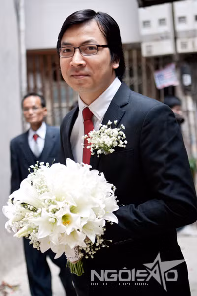 Khác với hình ảnh bụi bặm bình thường, trong ngày cưới, Đinh Tiến Dũng đã cạo râu và chỉn chu trong bộ vest.