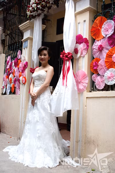 Trước khi chú rể đến đón, MC Hồng Nga rạng ngời trong váy cưới quây. Cô cũng hồi hộp không kém gì giáo sư "Xoay" trong ngày lên xe hoa.