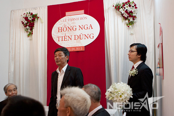 Anh chăm chú đứng nghe đại diện hai bên gia đình nhà trai - nhà gái trò chuyện và thực hiện nghi lễ đón dâu. Anh chăm chú đứng nghe đại diện hai bên gia đình nhà trai - nhà gái trò chuyện và thực hiện nghi lễ đón dâu.
