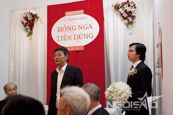 Anh chăm chú đứng nghe đại diện hai bên gia đình nhà trai - nhà gái trò chuyện và thực hiện nghi lễ đón dâu.