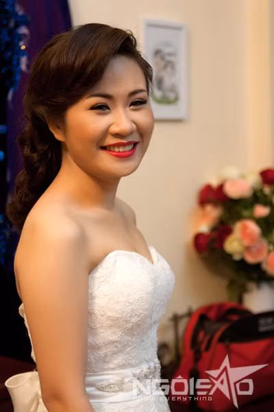 Đêm qua, cô dâu đã thao thức không ngủ, chờ đến giây phút được nên vợ nên chồng với Cù Trọng Xoay. Cô còn viết cả bài thơ dài nói về tâm trạng hạnh phúc xen lẫn bồi hồi. Bài thơ có đoạn: "Em mặc chiếc váy trắng/Đợi anh đến đón dâu/Khép lại tình thơ dại/Mở ra cuộc tình sâu...".