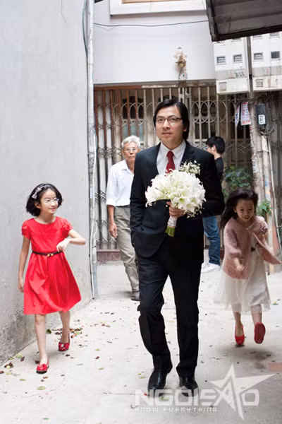 Sau quãng đường xa, khoảng 10h kém, chú rể đã có mặt ở nhà cô dâu.