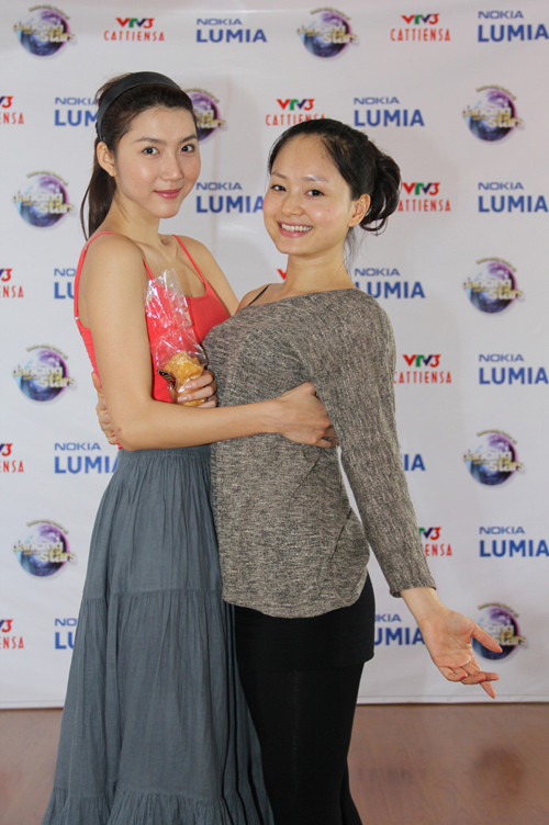 Lan Phương và Valeri thể hiện điệu Tango trên nền nhạc của nhóm Gotan Project.