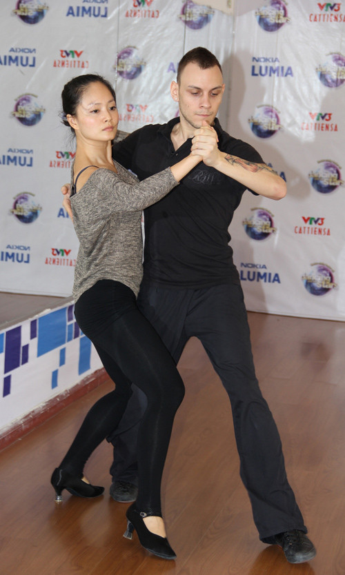 Lan Phương chăm chỉ tập luyện cùng vũ công.